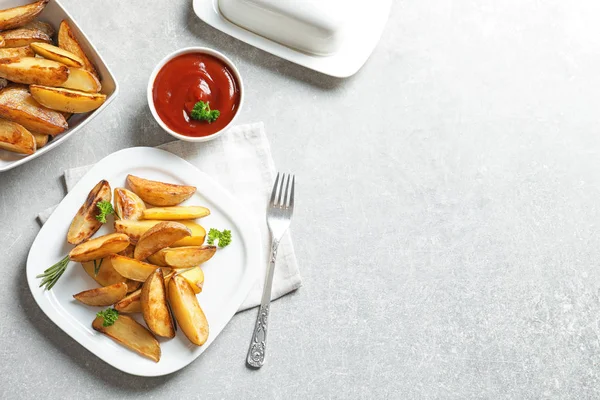 Plate Delicious Baked Potato Wedges Sauce Table — Stock Photo, Image