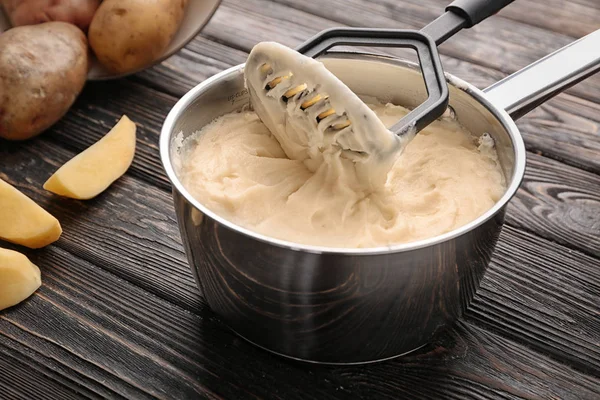 Mutfak Malzemesi Tencere Ahşap Masa Üzerinde Patates Püresi — Stok fotoğraf