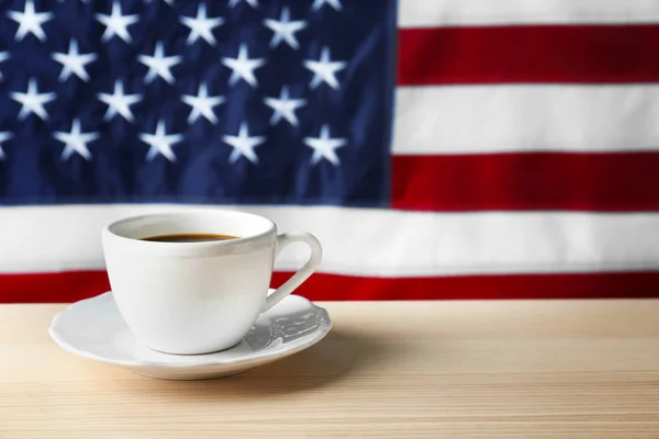 Kopje Koffie Tafel Tegen Achtergrond Van Amerikaanse Vlag — Stockfoto