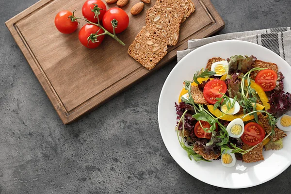 Salat Mit Kirschtomaten Und Wachteleiern Auf Weißem Teller Von Oben — Stockfoto