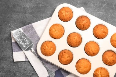 Fırın tepsisi masada lezzetli kekler. Taze fırın