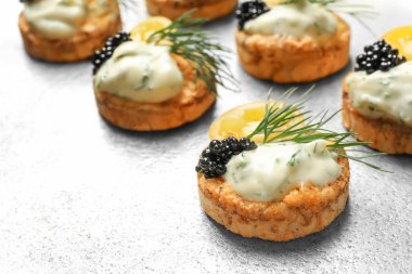 Metal arka plan üzerinde siyah havyar ile leziz kanepeler