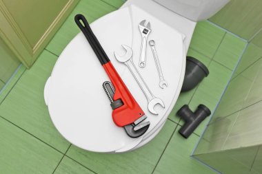 Tuvalet koltuk kapağı kapalı tesisatçı 's araçları