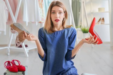 Kadın soyunma odasında ayakkabı seçimi. Şık gardırop