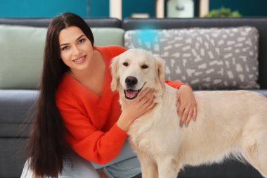 Genç kadın ile köpek kapalı. Evde beslenen hayvan ve sahibi arasındaki dostluk