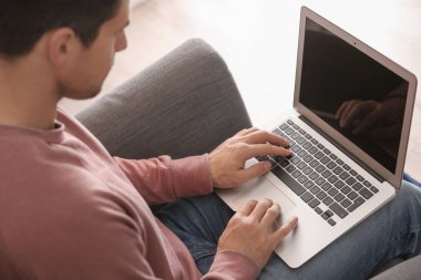 Genç adam ev ofis içinde laptop ile çalışma