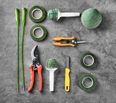 Çiçekçi ekipman gri arka plan üzerinde