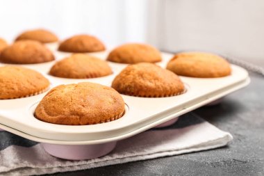 Fırın tepsisi masada lezzetli kekler. Taze fırın