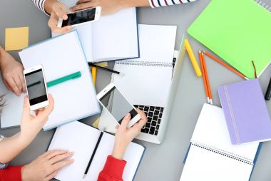 Öğrenciler sınav kapalı için yaprak hile yapma