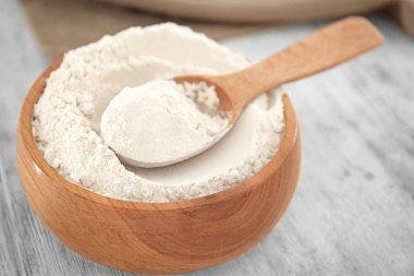 Kase ve ahşap masa, closeup üzerinde buğday unu kaşıkla