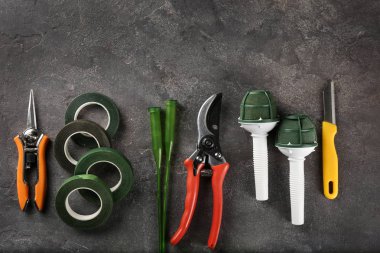 Çiçekçi ekipman gri arka plan üzerinde