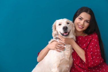 Genç kadın ile köpek renk arka plan üzerinde. Evde beslenen hayvan ve sahibi arasındaki dostluk
