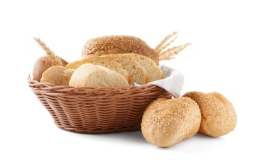 Ekmek ürünleri beyaz arka plan ile sepet