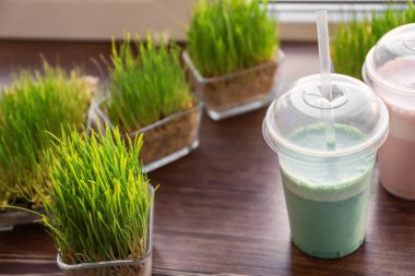 Pencere pervazına spor barında üzerinde farklı protein shakes