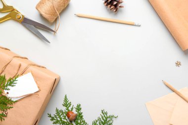 Işık arka plan üzerinde hediye kutusu ile kompozisyon