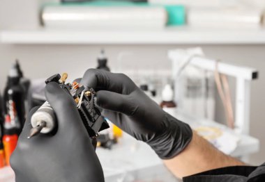 Makine, closeup ile profesyonel dövme sanatçısı