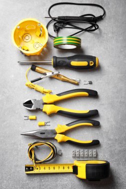 Gri arkaplanda farklı elektrikli araçlar