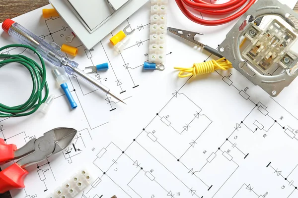 Diferentes ferramentas elétricas no diagrama de circuito — Fotografia de Stock