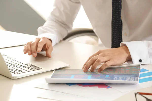 Jonge man aan het werk aan tafel in office. Raadpleging van dienstverleningsconcept — Stockfoto