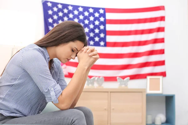 アメリカの家庭で祈る女性 — ストック写真