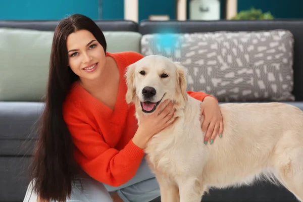 Junge Frau mit Hund drinnen. Freundschaft zwischen Haustier und Besitzer — Stockfoto