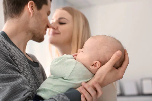 Padres jóvenes con bebé dormido en casa — Foto de Stock