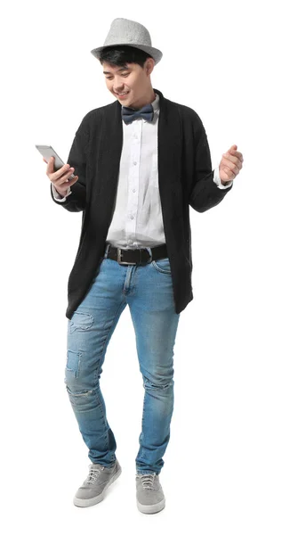 Retrato de guapo hipster con smartphone sobre fondo blanco — Foto de Stock