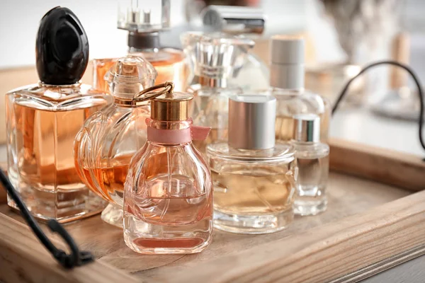 Drewniana taca z butelki perfum na stole — Zdjęcie stockowe