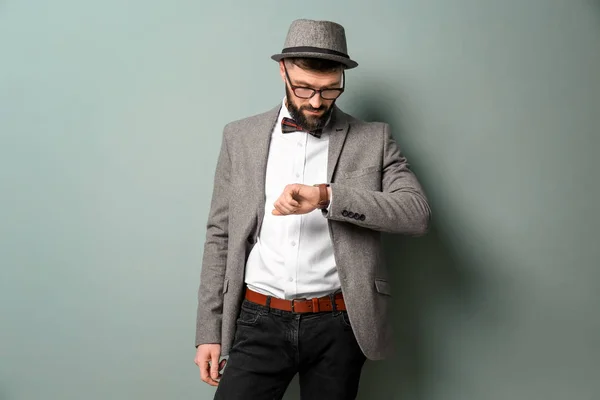 Retrato Hipster Guapo Traje Elegante Sobre Fondo Color — Foto de Stock