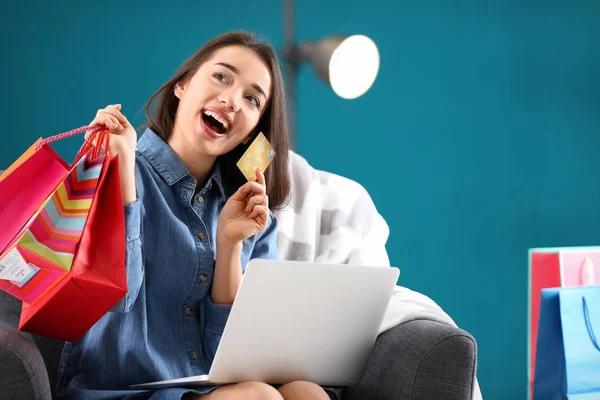 Jovem Mulher Compras Line Com Cartão Crédito Laptop Poltrona — Fotografia de Stock