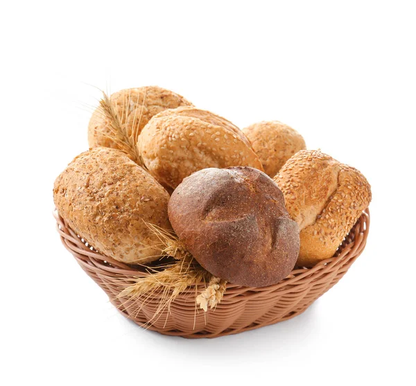 Korb mit Brotprodukten auf weißem Hintergrund — Stockfoto