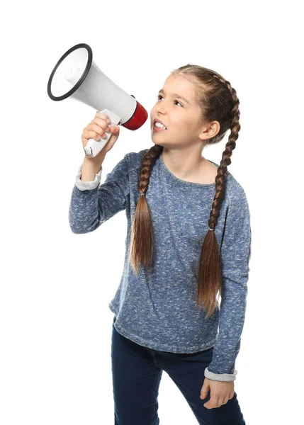 Маленька дівчинка кричить на мегафон на білому тлі — стокове фото