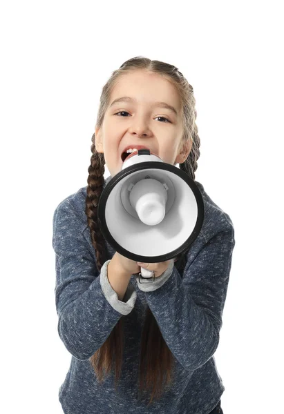 Klein meisje schreeuwen in megafoon op witte achtergrond — Stockfoto