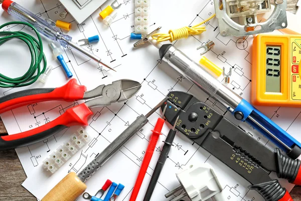 Différents outils électriques sur le diagramme de circuit — Photo