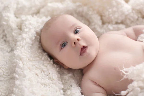 格子縞横になっているかわいい赤ちゃん — ストック写真