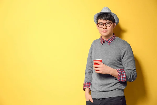 Πορτρέτο του όμορφος hipster στο κομψό ντύσιμο σε χρώμα φόντου — Φωτογραφία Αρχείου