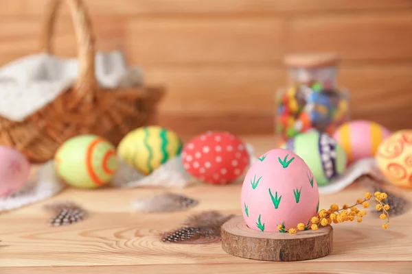 Ovo de Páscoa decorado na mesa, close-up — Fotografia de Stock