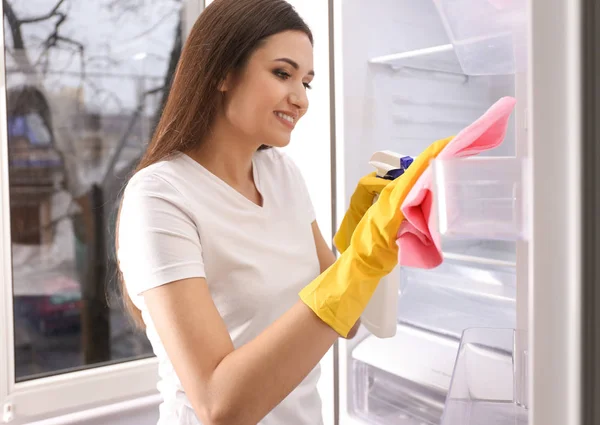 Mujer limpieza vacío refrigerador en casa — Foto de Stock