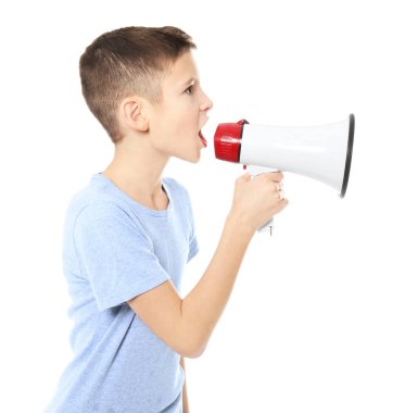 Beyaz arka plan üzerinde megafon ile komik küçük çocuk