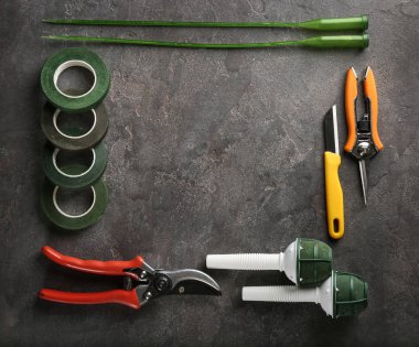 Çiçekçi ekipman gri arka plan üzerinde