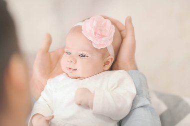 Onun şirin bebek evde ile genç Baba