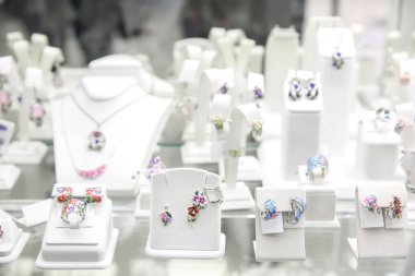 Takı Dükkanı ile vitrin