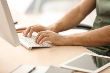 Ofiste, closeup tabloda, bilgisayarla çalışan adam