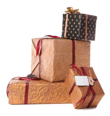 Beyaz arka planda güzel hediye kutuları