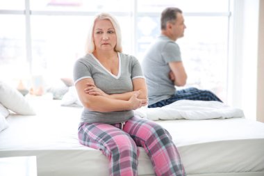 Üst düzey çift yatakta evde ilişkide sorun ile