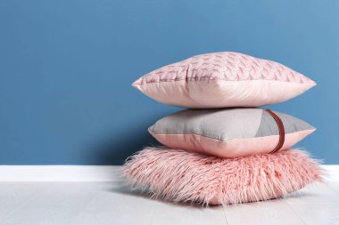 Renk duvarının yakınında katta yumuşak yastıkları yığınını