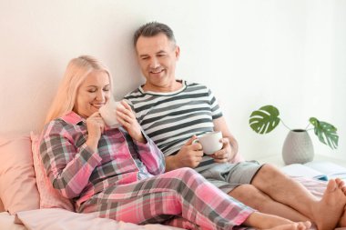 Üst düzey çift yatakta birlikte kahve içme