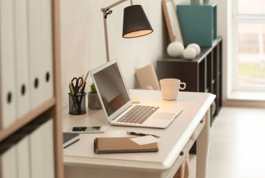 Laptop üstünde okul sırası ile rahat çalışma alanı