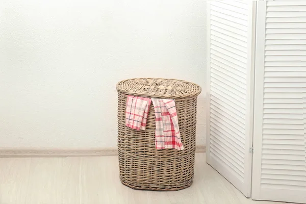 Cesta de lavandería con ropa sucia en el suelo en la habitación —  Fotos de Stock