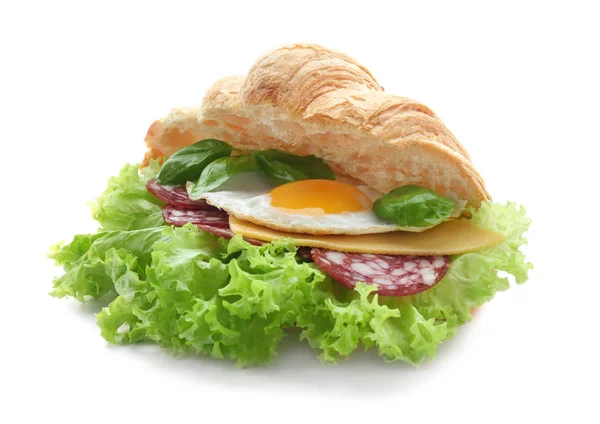 Smaklig croissant smörgås på vit bakgrund — Stockfoto